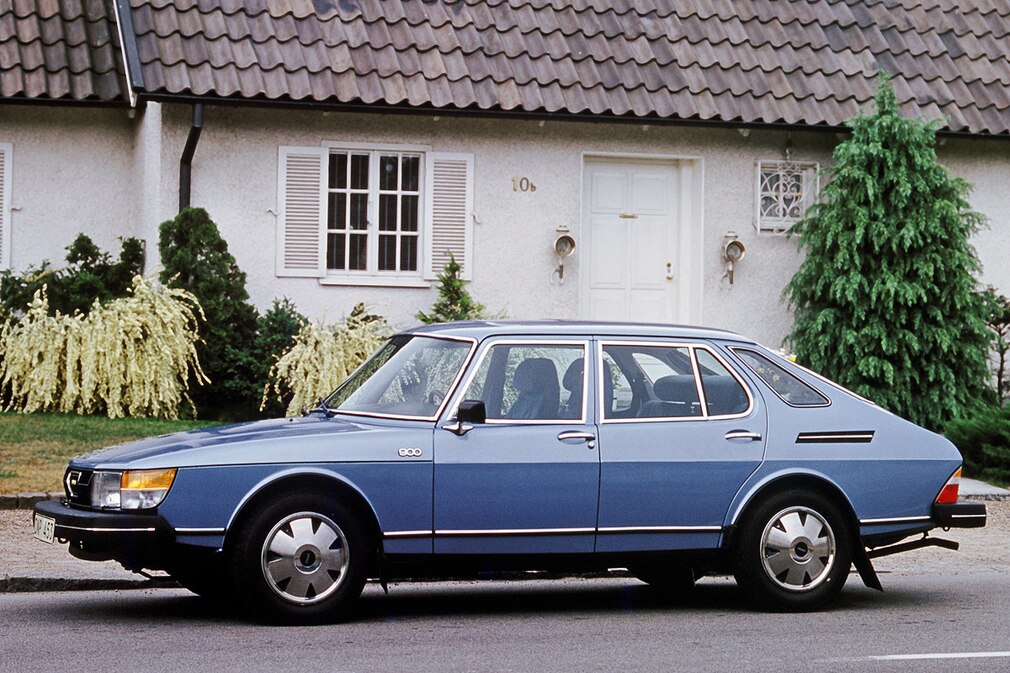Saab 900