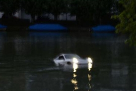 Porsche versinkt im Rhein