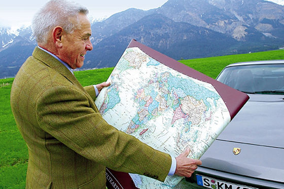 Autofahrer beim Kartenlesen