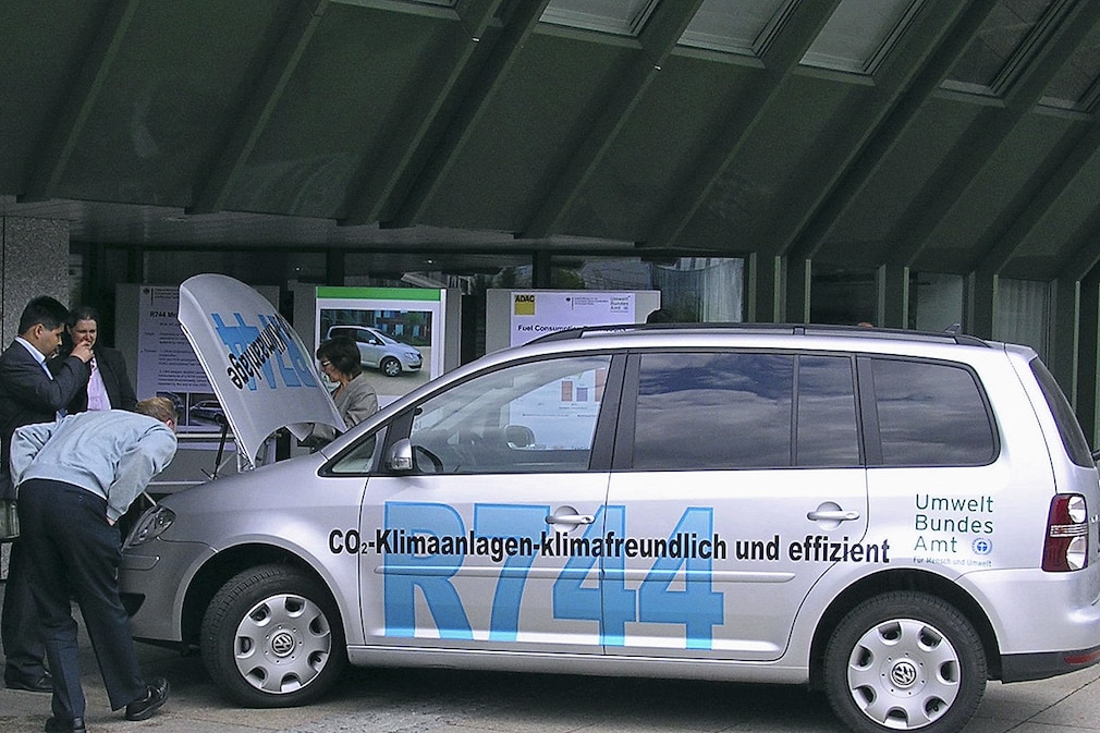 VW Touran des Umweltbundesamtes kühlt seit 2008 mit CO2