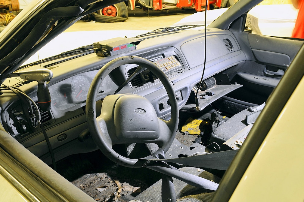 Zehn Jahre nach den Anschlägen auf das WTC werden noch immer geborgene Trümmer in einem Hangar am JFKFlughafen aufbewahrt, um bald in einem 9-11-Museum  ausgestellt zu werden.