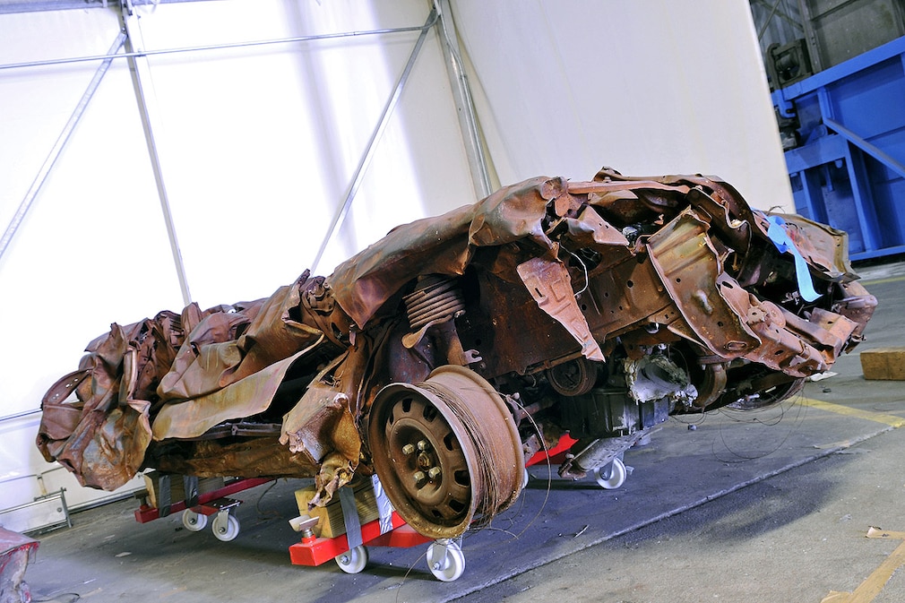 Zehn Jahre nach den Anschlägen auf das WTC werden noch immer geborgene Trümmer in einem Hangar am JFKFlughafen aufbewahrt, um bald in einem 9-11-Museum  ausgestellt zu werden.