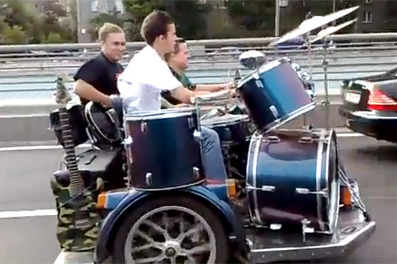 Russische Rockband auf einem Motorrad