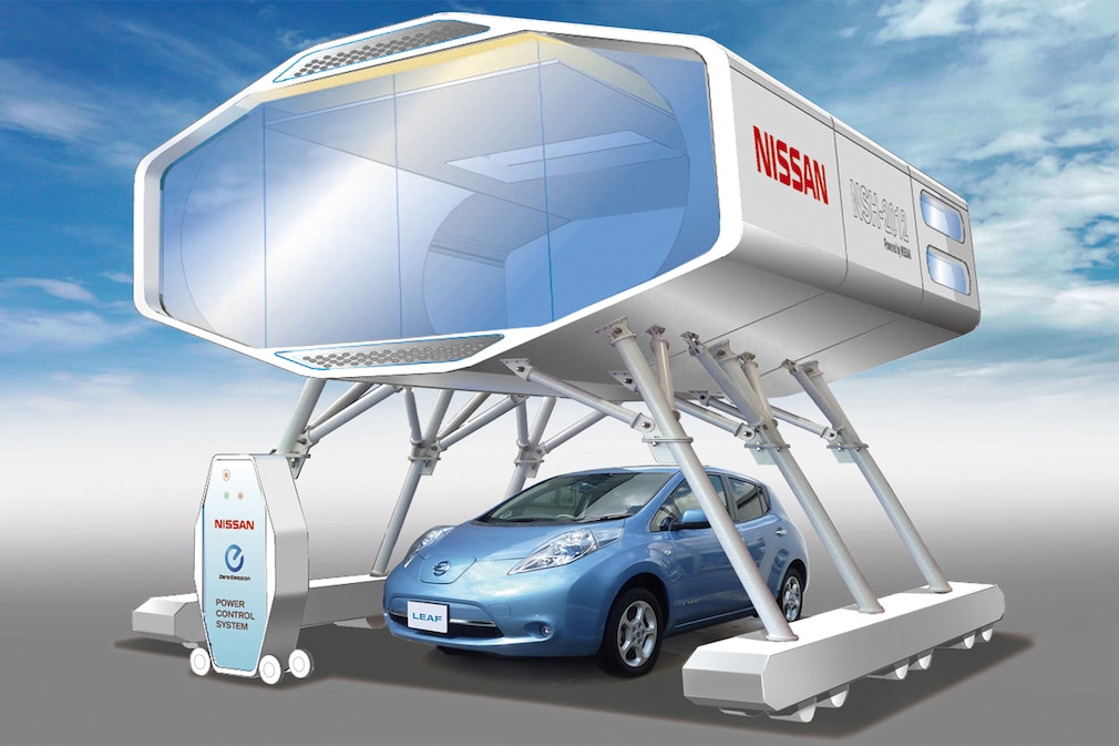 Nissan Leaf mit Ladestation und Kan-kan-kyo-Haus