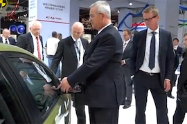Volkswagen-Chef Martin Winterkorn inspiziert Honda Civic auf IAA 2011