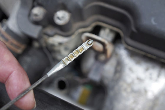 Ölstand prüfen/Öl nachfüllen: Anleitung & Fehler vermeiden! - AUTO BILD