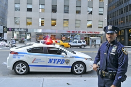Officer Byron Polanco vor seinem Chevrolet Volt