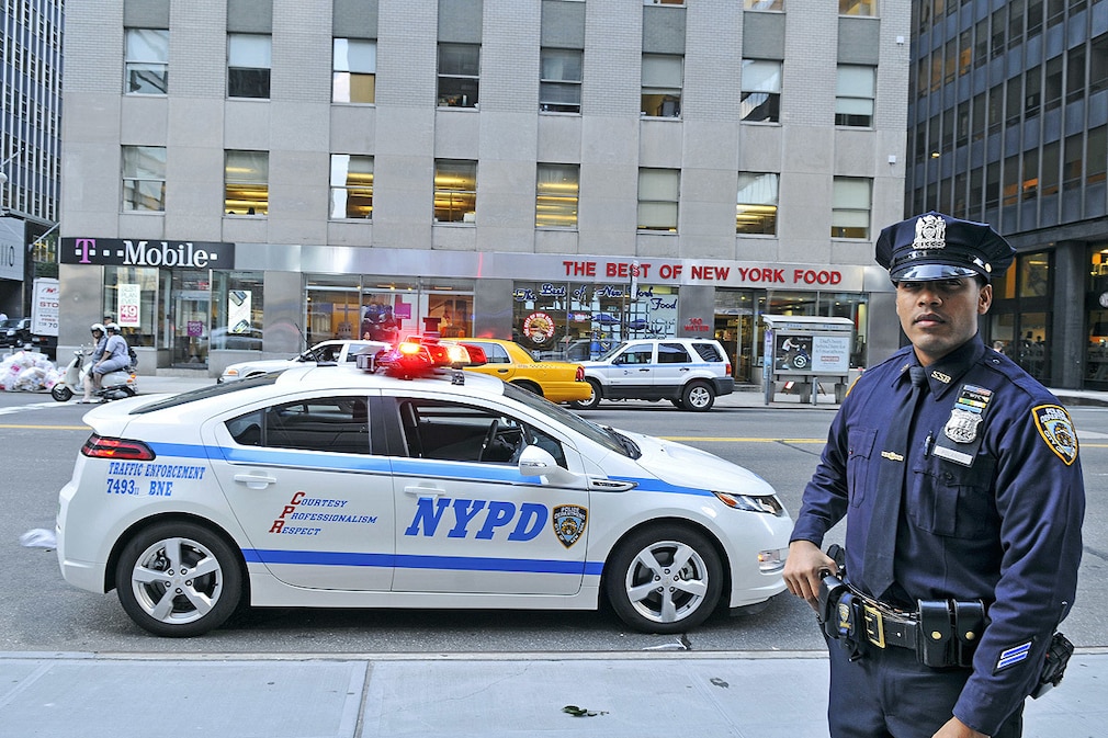 Officer Byron Polanco vor seinem Chevrolet Volt