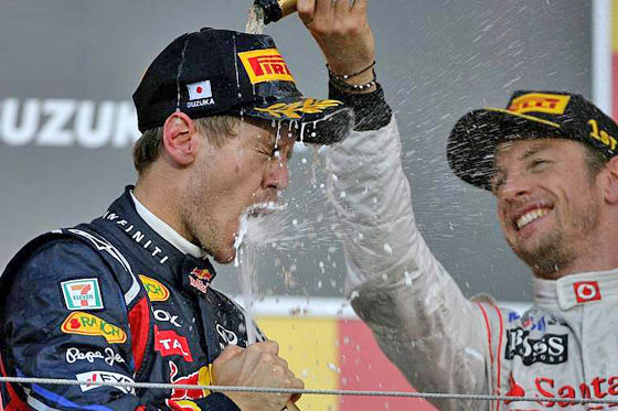 Jenson Button feiert mit Weltmeister Vettel