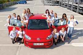 16 Menschen im VW Up