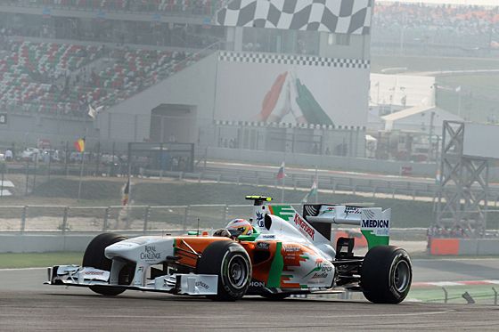 Vettel gewinnt Indien-Premiere