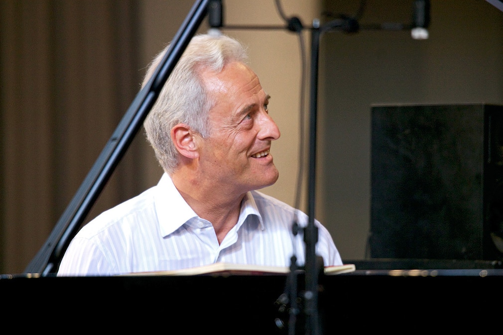 Ramsauer spielt Klavier