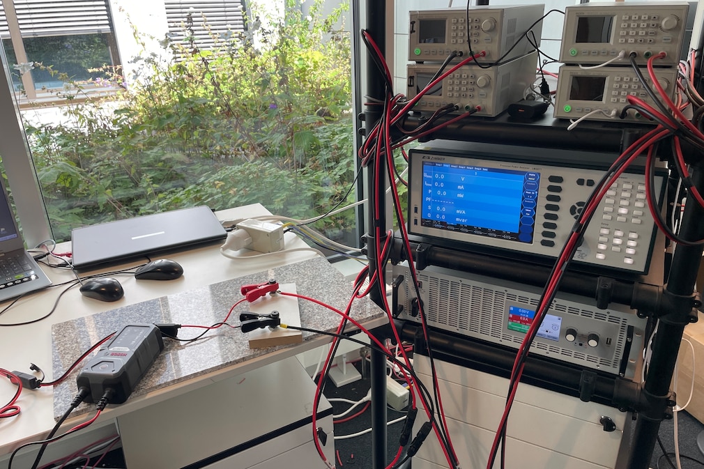 Laborsituation: Ladegerät an Messapparatur.