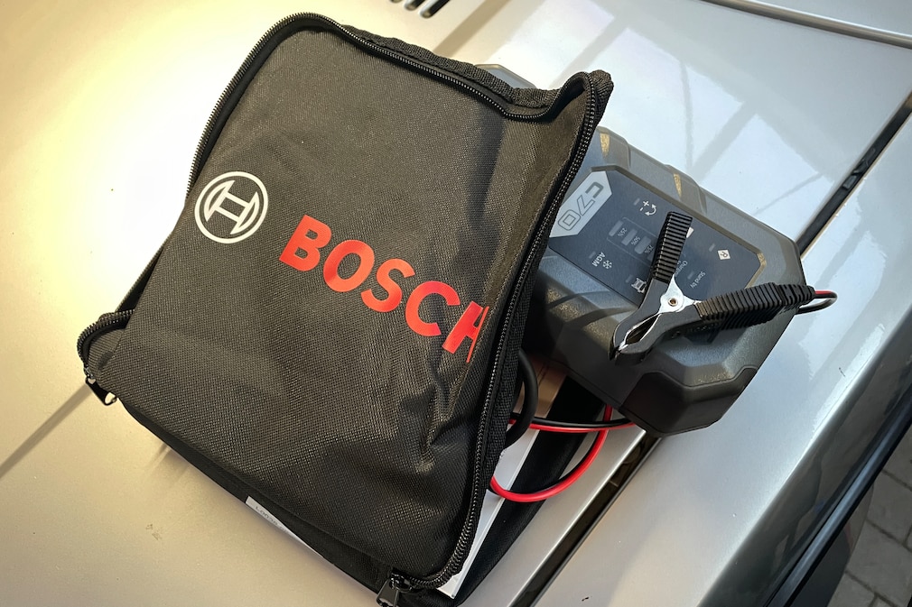 Produktfoto: Ein Bosch Ladegerät, zu sehen in einer halb geöffneten Tasche.