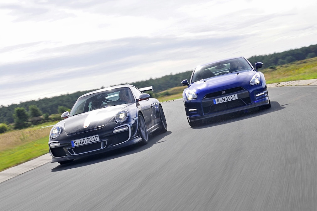 Nissan GT-R Porsche 911 GT3 RS 4.0