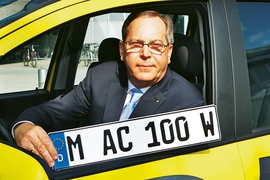 ADAC-Präsident Peter Meyer mit Wechselkennzeichen