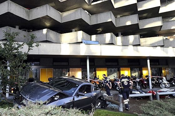 Ford Mustang stürzt aus Parkhaus in Lugano