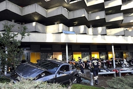 Ford Mustang stürzt aus Parkhaus in Lugano