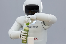 Asimo mit Flasche und Becher