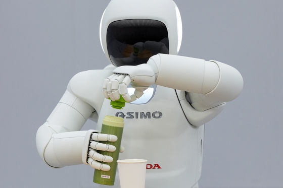 Asimo mit Flasche und Becher