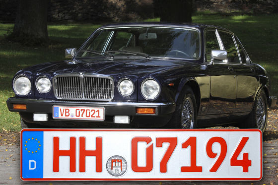 Jaguar mit roten Oldtimerkennzeichen