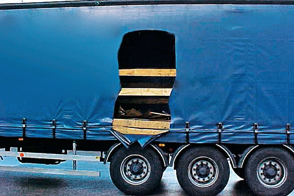 Aufgeschlitzte Lkw-Plane