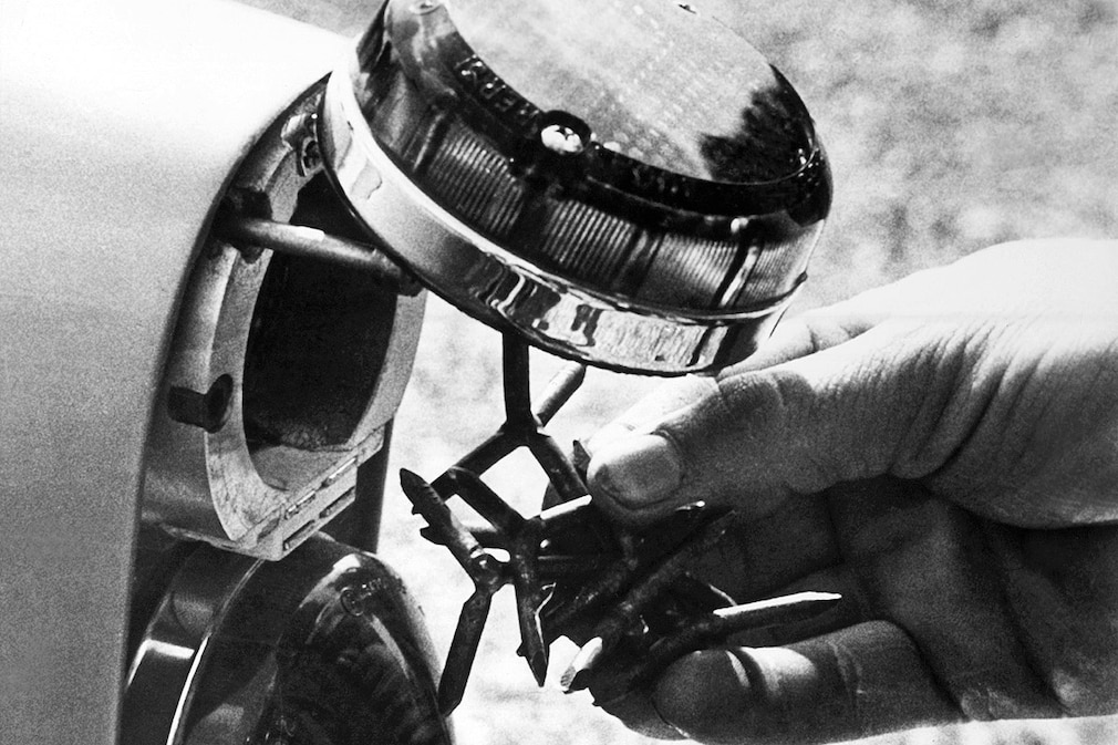 Aston Martin DB5 Krähenfüße James Bond 007 Sean Connery Goldfinger