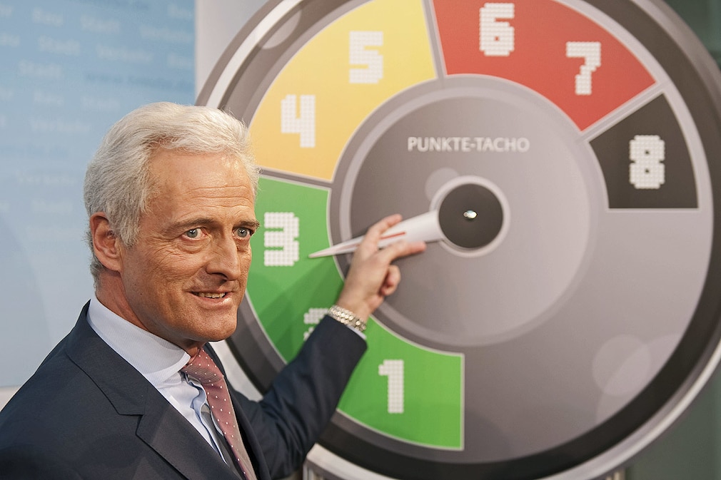 Bundesverkehrsminister Peter Ramsauer (CSU) spricht am Dienstag (28.02.2012) auf einer Pressekonferenz im Verkehrsministerium in Berlin neben einem Punkte-Tacho