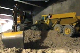 Modellbau-Bagger im Einsatz