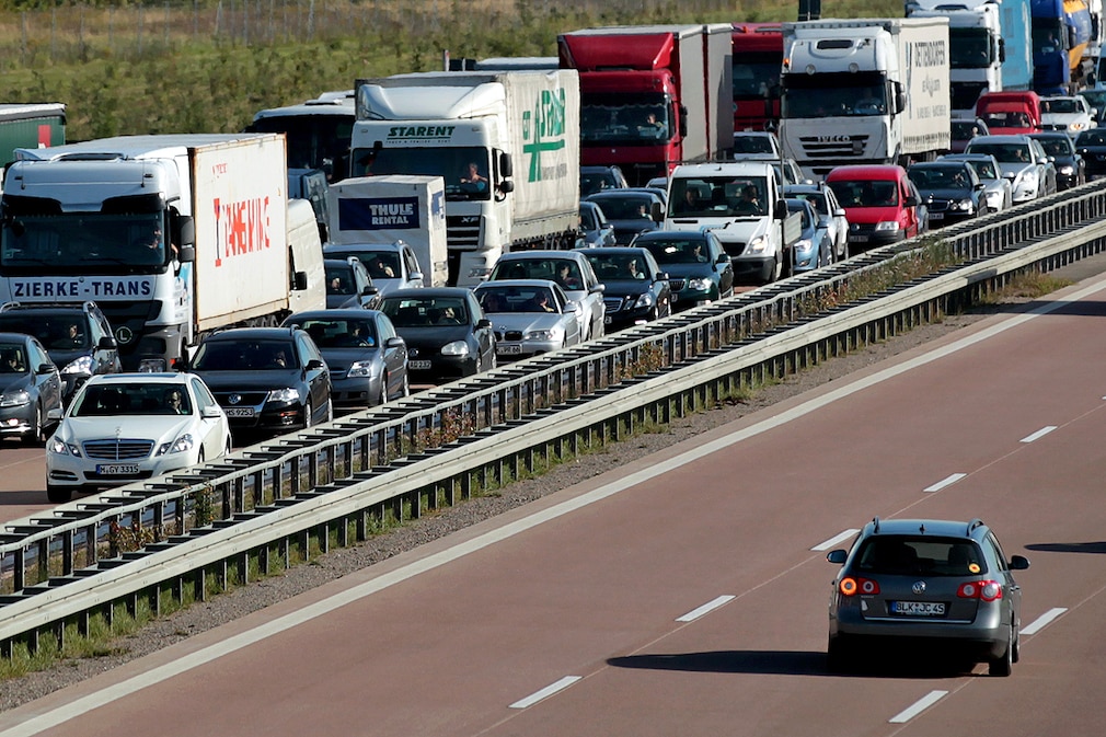 Stau nach Lkw-Unfall auf A14
