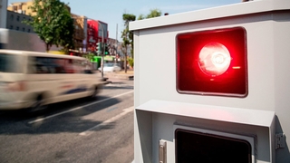 Blitzer - Ein Tempomessgerät steht während einer Pressevorführung an der Reeperbahn. Die Hamburger Polizei und der Landesbetrieb Verkehr wollen zwei neuartige Geschwindigkeitsmessgeräte testen, die in einem Anhänger versteckt sind und so ohne großen personellen Aufwand am Straßenrand platziert werden können.