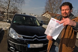 Peter Blüchel mit seinen C-Crosser und seiner Rechnung