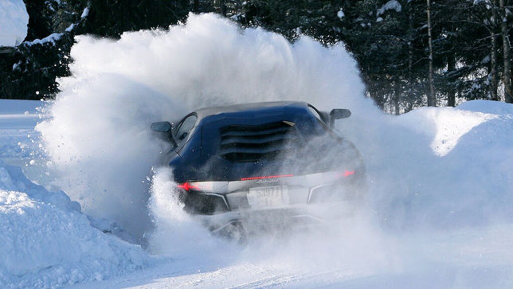 Schnee schluckt Lambo