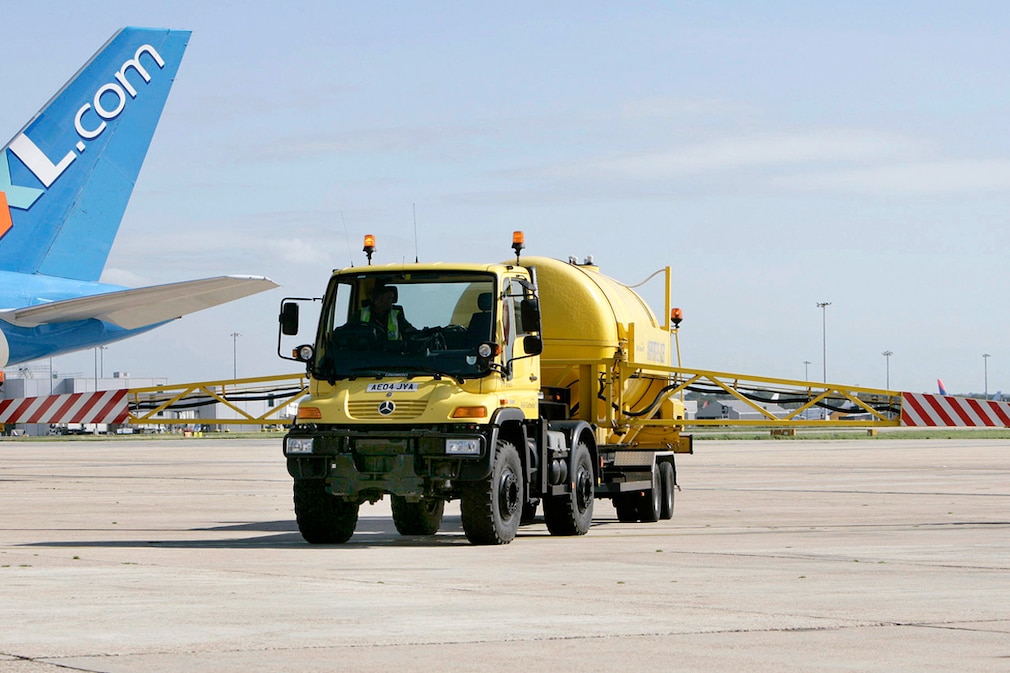 Kehrblasgerät Mercedes Unimog