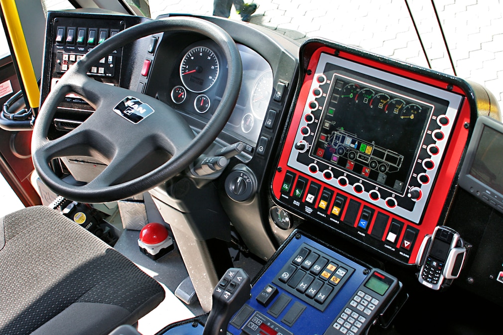 Ziegler Z8 am Flughafen Hamburg