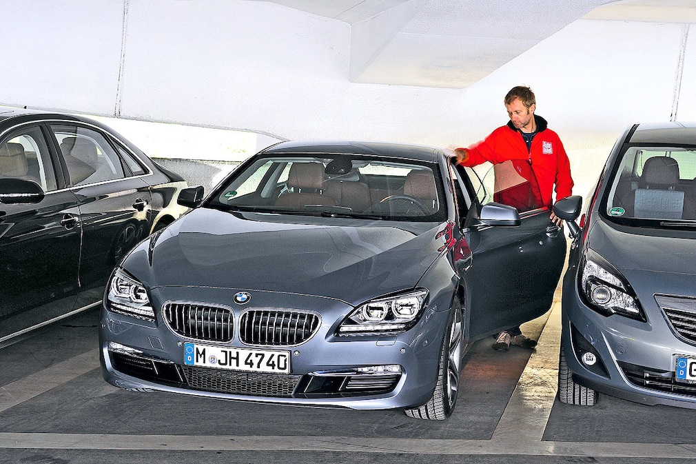 BMW 6er auf engem Parkplatz