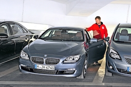 BMW 6er auf engem Parkplatz
