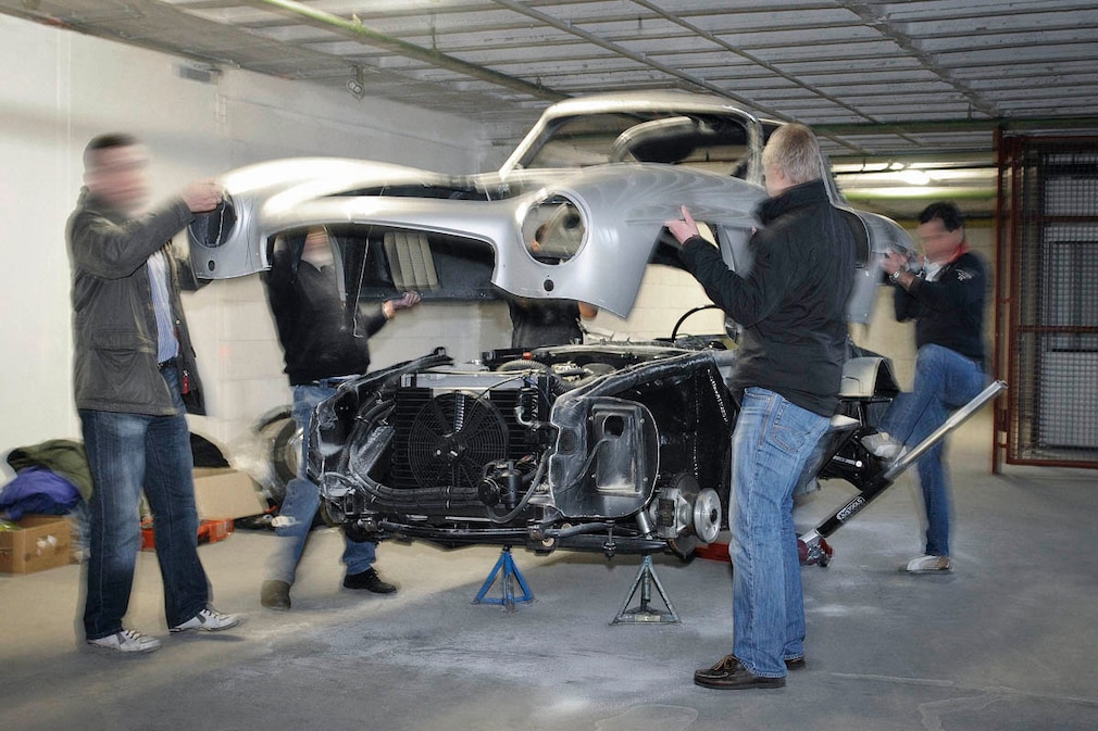 Mercedes 300 SL Replika wandert in die Presse