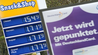 An einer Tankstelle in Kassel erreicht der Preis für Benzin am Freitag (30.03.2012) 1,719