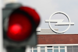 Opel Logo mit roter Ampel