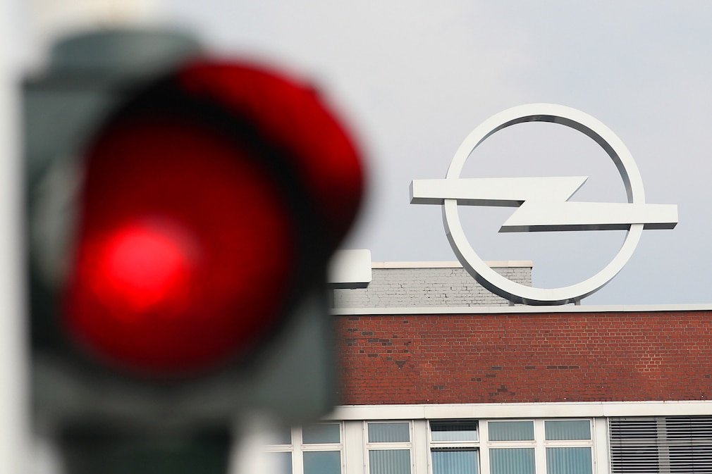 Opel Logo mit roter Ampel