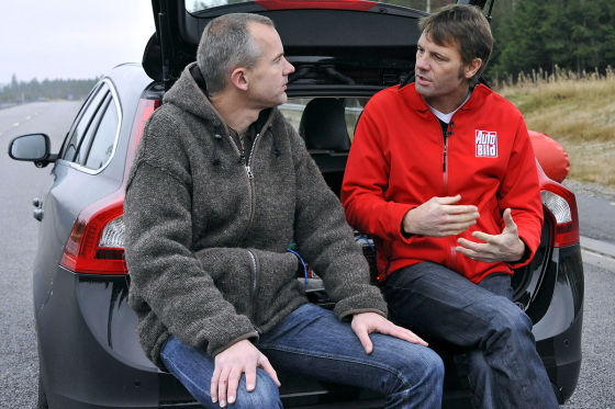 Volvo-Techniker Erik Coelingh (links), AUTO BILD-Redakteur Joachim Staat