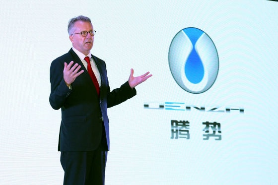 Ulrich Walker vor dem Denza-Logo