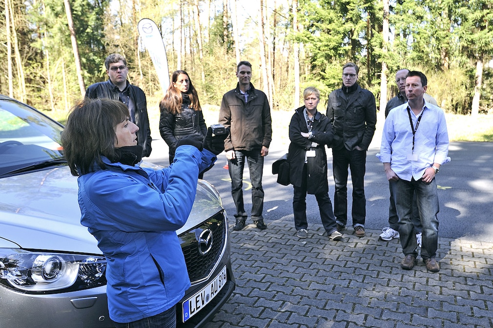 Zehn AUTO BILD Leser bei der Einführung des Mazda CX-5