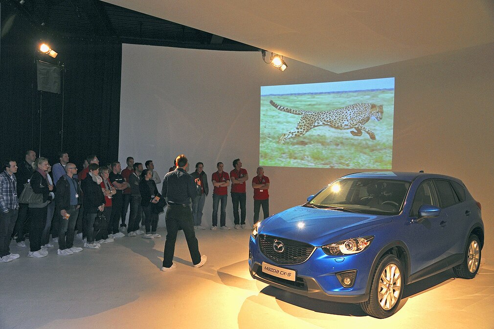 Zehn AUTO BILD Leser bei der Einführung des Mazda CX-5