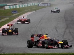 Im Teamduell der Red-Bull-Piloten hat bisher Mark Webber die Nase vorne