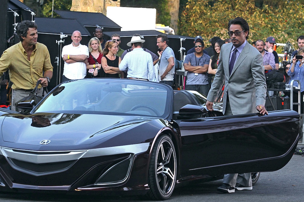 ROBERT DOWNEY JR,MARK RUFFALO.the set of ''The Avengers'' in Central Park im Acura
