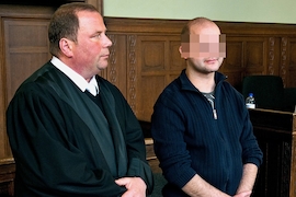 Serien-Brandstifter (r.) und sein Anwalt