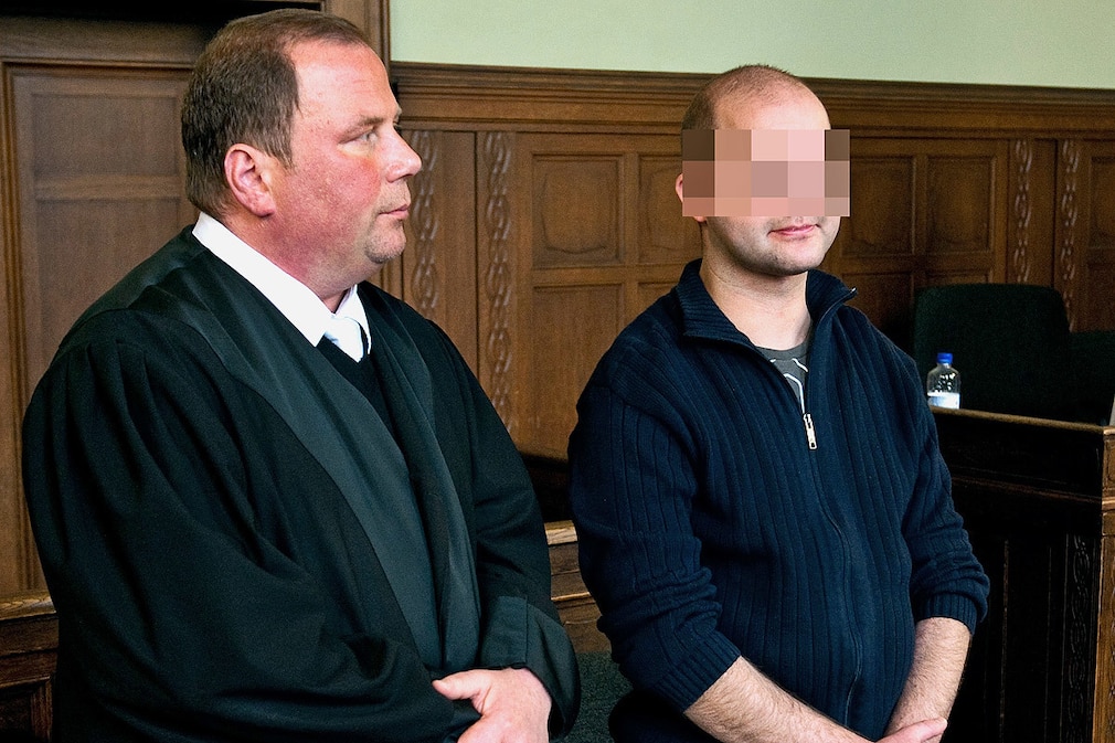 Serien-Brandstifter (r.) und sein Anwalt