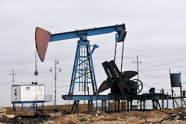 Ein Feld von Ölpumpen im Küstengebiet von Baku